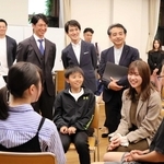 子どもたちが話し合う様子を見守る近本光司選手（奥左から２人目）と高島崚輔芦屋市長（同３人目）＝芦屋市打出小槌町