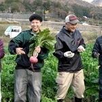 撮影現場で自ら野菜を持つｔｅｐｐｅｉさん（左から２人目）＝神戸新聞事業社提供