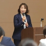 ギャンブル依存症について語る関西国際大講師の吉井ひろ子さん＝川西市栄町
