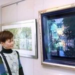 笹倉鉄平さんの絵画作品が並ぶ会場＝西宮市能登町