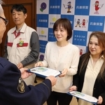 県の善行賞「のじぎく賞」を受けた（右から）森分真湖さん、大嶋麻美さん、宮崎要さん＝宝塚市旭町１