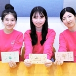 パズレッタを手に紹介する（右から）井澤晶貴さん、舩路和花さん、松田光里さん＝西宮市池開町