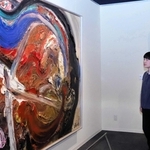 展示されている白髪一雄さんの代表作の一つ「天富星撲天雕」＝尼崎市昭和通２