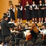 カナダの高校生らと一緒に曲を披露する県立西宮高校音楽科の生徒ら＝西宮市上甲東園２