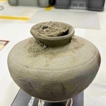 確認調査で出土した古墳時代の壺（西宮市提供）