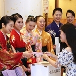 寄付した人にスミレ色のクリアファイルを手渡す生徒ら＝宝塚市栄町１