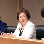 芦屋での新作公演について語る佐久間良子さん（中央）と西本智実さん＝芦屋市精道町、同市役所（撮影・吉田敦史）
