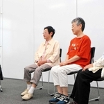 戦争経験のインタビューで向かい合う（左から）藤本夏妃さん、中筋喜美子さん、宮本搖枝さん、柏原佐紀子さん＝西宮市役所