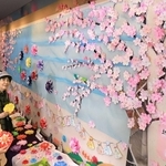 折り紙の桜やダリアで彩られた展示スペース＝宝塚市小浜４