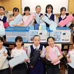 小学校卒業式の前日、鍵盤ハーモニカを持ち寄った小林聖心女子学院の児童たち＝宝塚市塔の町