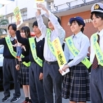 交通安全を呼びかける宝塚東高校の生徒会役員たち＝宝塚市中山五月台１