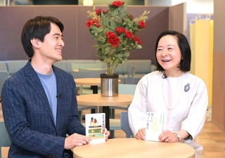 図書館について語る芦屋市の高島崚輔市長（左）と小川洋子さん＝芦屋市精道町（撮影・吉田敦史）