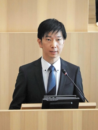 初の所信表明に臨んだ伊丹市の中田慎也市長＝伊丹市千僧１