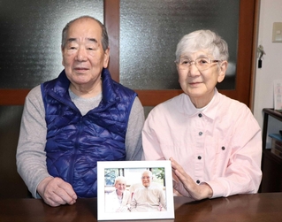 「家族全員大ファン」。長嶋さんとの思い出を語る梅田茂雄さん（左）と多美子さん＝芦屋市大原町