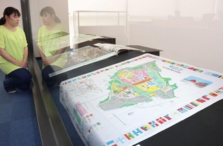 １９７０年の大阪万博に携わった演出家内海重典さんの所蔵品が並ぶ企画展＝宝塚市清荒神１