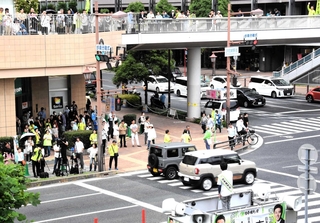 尼崎市議選の告示日前日にあった日本維新の会の街頭演説。党代表の吉村洋文氏が現地入りした＝７日午後、ＪＲ尼崎駅前（画像の一部を加工しています）