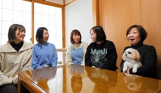 小前恵さん（右）と大阪教育大学の友人たち＝三田市大原