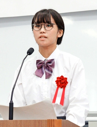 「自分らしく生きるために」の演題で発表する阪神昆陽高１年の宮川芽咲さん＝伊丹市池尻７