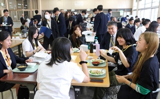 食堂で一緒に昼食を食べる台湾と日本の学生ら＝伊丹市川尻７