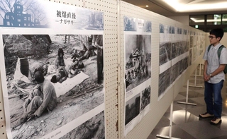 被爆直後の広島や長崎の様子を伝える写真が並ぶ展示＝西宮市上ケ原一番町