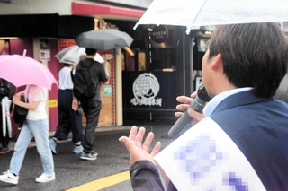 選挙戦最終日に街頭で支持を訴える尼崎市議選の立候補者＝同市内（画像の一部を加工しています）