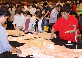 尼崎市議選の開票作業をする市職員たち＝尼崎市西長洲町１（撮影・池田大介）