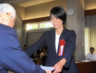 トップ当選を果たし、代表で当選証書を受け取る高野由里子さん＝尼崎市役所