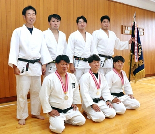 県警柔道大会で２３年ぶりに優勝した川西署員たち＝川西署