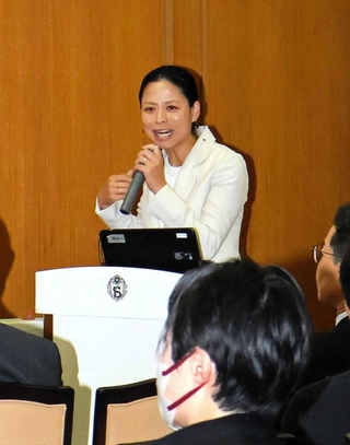 実体験を基に夢や目標を持つことの大切さを語る小林祐梨子さん＝宝塚市塔の町、小林聖心女子学院
