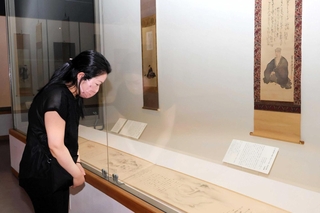 芭蕉にちなんだ作品が並ぶ会場＝伊丹市宮ノ前２