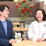 図書館について語る芦屋市の高島崚輔市長（左）と小川洋子さん＝芦屋市精道町（撮影・吉田敦史）