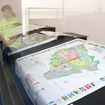 １９７０年の大阪万博に携わった演出家内海重典さんの所蔵品が並ぶ企画展＝宝塚市清荒神１