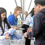 尼崎市議選への投票を呼びかける「ＳＥＫＩＳＵＩ　チャレンジャーズ」のチアリーダーら＝ＪＲ尼崎駅前