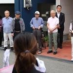 候補者の訴えに耳を傾ける有権者ら＝尼崎市内（撮影・吉田敦史、画像の一部を加工しています）