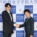 高大連携の調印式に臨んだ、神戸松蔭女子学院大学の待田昌二学長（左）と百合学院高校の川﨑万紀代校長＝神戸松蔭女子学院大学