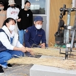初めての菰づくりを体験する生徒ら＝神戸市北区大沢町