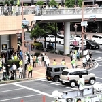 尼崎市議選の告示日前日にあった日本維新の会の街頭演説。党代表の吉村洋文氏が現地入りした＝７日午後、ＪＲ尼崎駅前（画像の一部を加工しています）