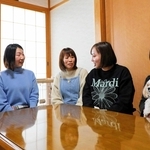小前恵さん（右）と大阪教育大学の友人たち＝三田市大原