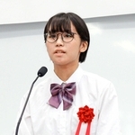 「自分らしく生きるために」の演題で発表する阪神昆陽高１年の宮川芽咲さん＝伊丹市池尻７