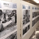 被爆直後の広島や長崎の様子を伝える写真が並ぶ展示＝西宮市上ケ原一番町