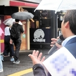 選挙戦最終日に街頭で支持を訴える尼崎市議選の立候補者＝同市内（画像の一部を加工しています）