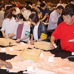 尼崎市議選の開票作業をする市職員たち＝尼崎市西長洲町１（撮影・池田大介）
