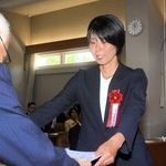 トップ当選を果たし、代表で当選証書を受け取る高野由里子さん＝尼崎市役所