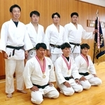県警柔道大会で２３年ぶりに優勝した川西署員たち＝川西署
