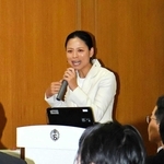 実体験を基に夢や目標を持つことの大切さを語る小林祐梨子さん＝宝塚市塔の町、小林聖心女子学院
