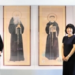 「日本二十六聖人画」２作品の里帰り展示を喜ぶ（左から）前田万葉枢機卿と木下智香子さん、岩波智代子浦上キリシタン資料館長＝大阪市中央区玉造２