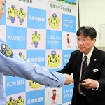署長感謝状を受け取る阪神タクシーの高橋暁さん（右）＝西宮市甲子園七番町