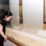 芭蕉にちなんだ作品が並ぶ会場＝伊丹市宮ノ前２