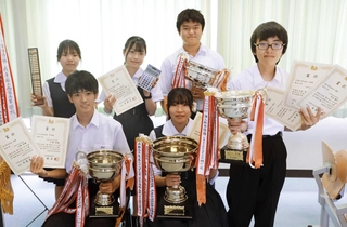 全国大会に出場する（手前左から反時計回りに）小林侑樹さん、加藤乃愛さん、荒木瀬七さん、高瀬一冴さん、石渡明希さん、井上栞那さん＝県立西宮高校