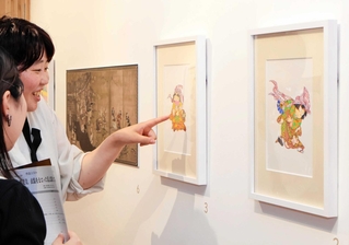 色鮮やかな衣装を着たキャラクターの作品が並ぶ会場＝尼崎市開明町２、尼子騒兵衛漫画ギャラリー
